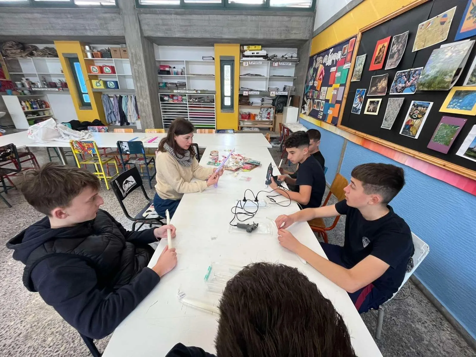 Πασχαλινό παζάρι του Αρσακείου Πάτρας με κατασκευή λαμπάδων για τα παιδιά του «Χαμόγελου» ΦΩΤΟ