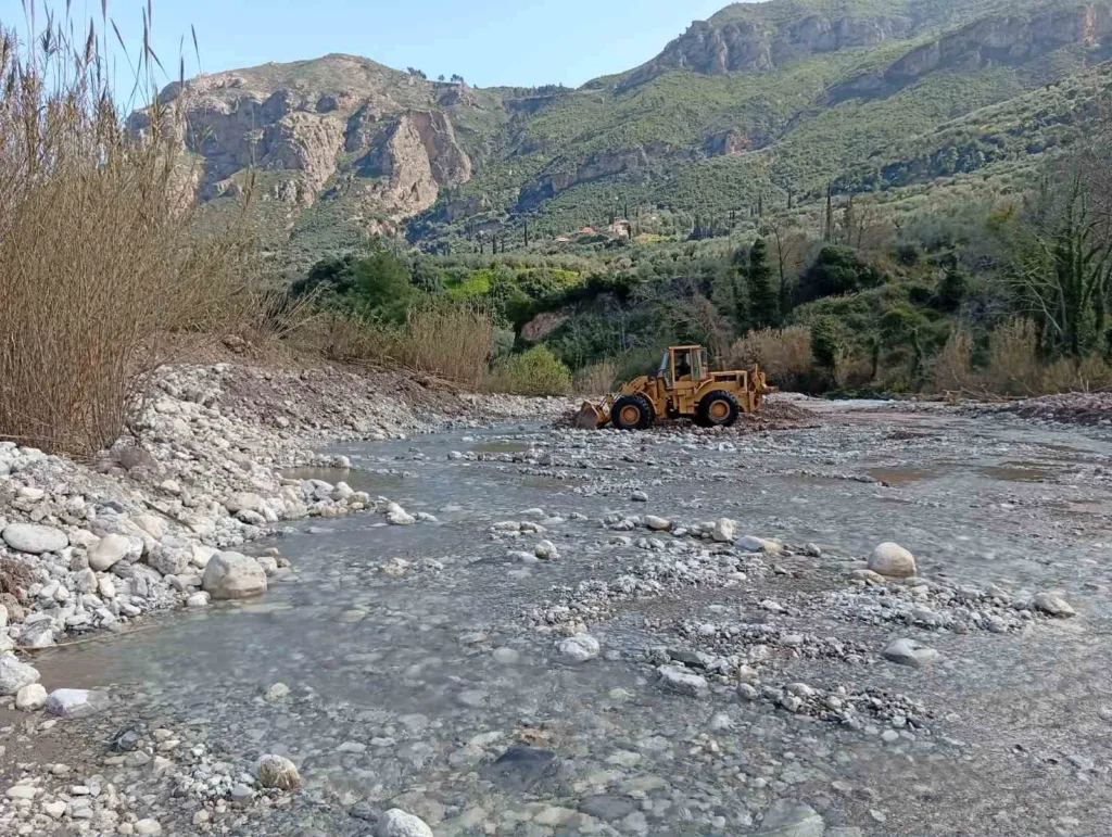 Αχαΐα: Κατέβασαν υλικά τα ποτάμια - Επενέβη η Πολιτική Προστασία ΦΩΤΟ