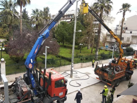 Αίγιο: Τους «άλλαξε τα φώτα» η ΔΕΗ - Η ανάπλαση στο κέντρο της πόλης ΦΩΤΟ