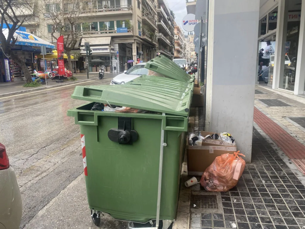 Πάτρα: «Σκουπιδίλα και κατσαρίδα» σε παράνομους κάδους απορριμμάτων ΦΩΤΟ 29 Πάτρα: «Σκουπιδίλα και κατσαρίδα» σε παράνομους κάδους απορριμμάτων ΦΩΤΟ