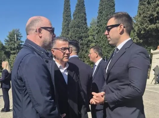 Αχαΐα: Κομματικά στελέχη των «Δημοκρατών» με τον Κασσελάκη στο Μεσολόγγι - Η επαφή με τους πολίτες ΒΙΝΤΕΟ-ΦΩΤΟ