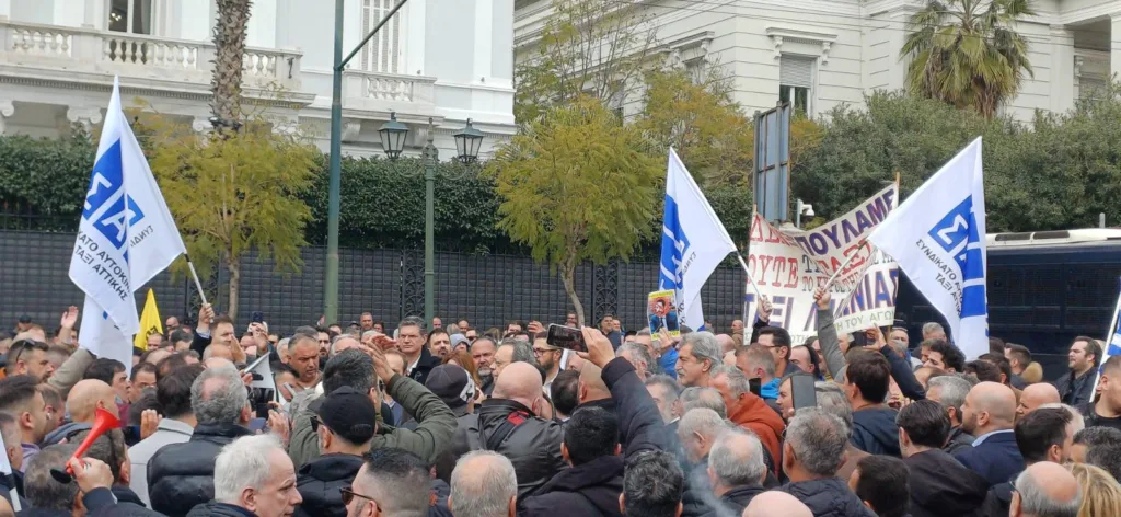 Αχαΐα: Με τους Ιδιοκτήτες των Ταξί Πάτρας ο Α.Παναγιωτόπουλος στο Σύνταγμα ΦΩΤ 31 Αχαΐα: Με τους Ιδιοκτήτες των Ταξί Πάτρας ο Α.Παναγιωτόπουλος στο Σύνταγμα ΦΩΤ