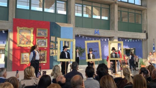 Οι μαθητές του Αρσακείου Δημοτικού, ο Καραγκιόζης και οι Ήρωες ΦΩΤΟ