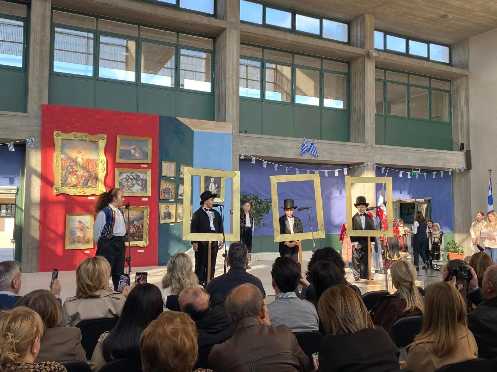 Οι μαθητές του Αρσακείου Δημοτικού, ο Καραγκιόζης και οι Ήρωες ΦΩΤΟ