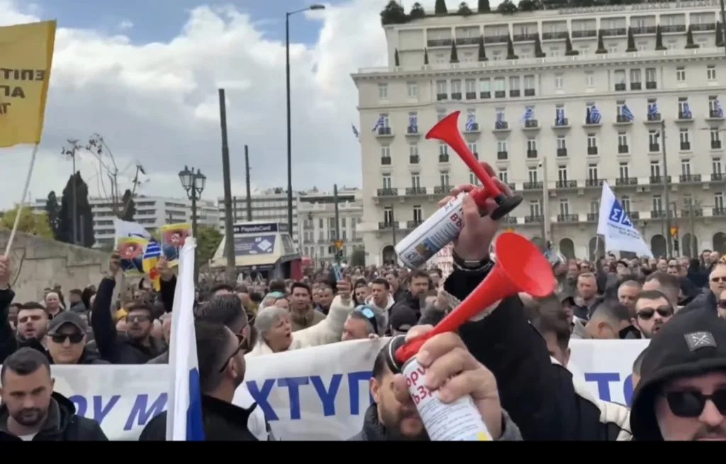 Αχαΐα: Με τους Ιδιοκτήτες των Ταξί Πάτρας ο Α.Παναγιωτόπουλος στο Σύνταγμα ΦΩΤ 30 Αχαΐα: Με τους Ιδιοκτήτες των Ταξί Πάτρας ο Α.Παναγιωτόπουλος στο Σύνταγμα ΦΩΤ