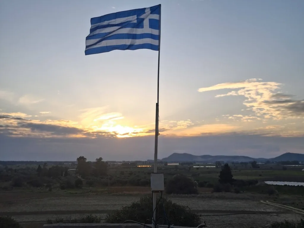 Αχαΐα: Κοινοτάρχης ύψωσε την Γαλανόλευκη στο...Υδραγωγείο - «Με την Ελλάδα στην καρδιά...» ΦΩΤΟ