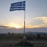 Αχαΐα: Κοινοτάρχης ύψωσε την Γαλανόλευκη στο...Υδραγωγείο - «Με την Ελλάδα στην καρδιά...» ΦΩΤΟ