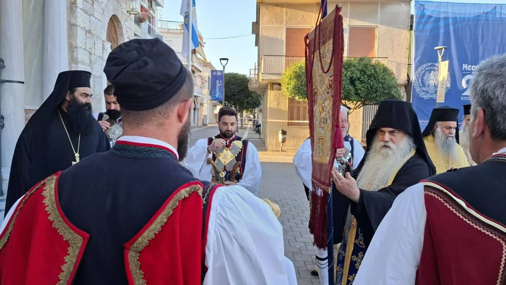 Μεσολόγγι: Η υποδοχή του Λαβάρου της Αγίας Λαύρας στον Αγιο Σπυρίδωνα - Ιστορική γέφυρα μνήμης ΦΩΤΟ