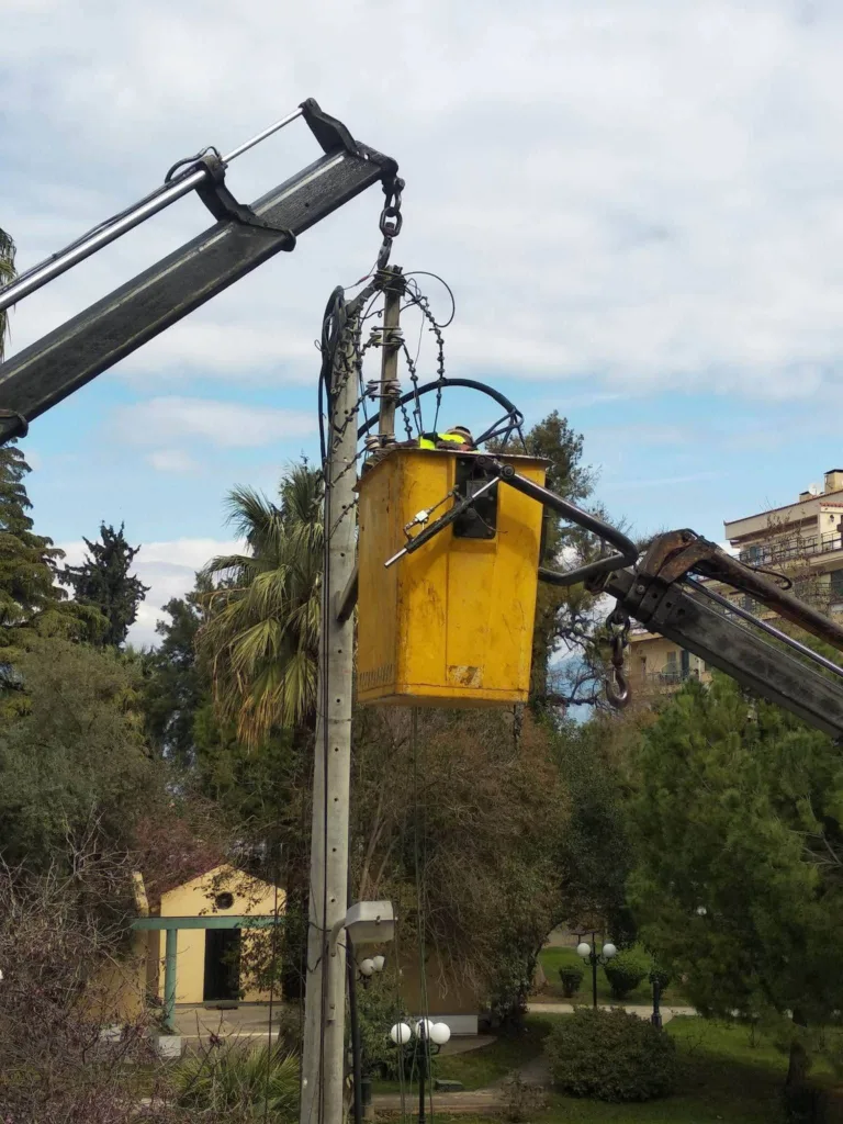 Αίγιο: Τους «άλλαξε τα φώτα» η ΔΕΗ - Η ανάπλαση στο κέντρο της πόλης ΦΩΤΟ