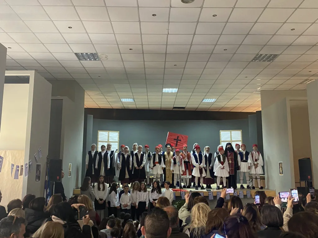 Η σχολική γιορτή του 1ου Δημοτικού σχολείου Ακράτας - «Υποκλινόμαστε...» ΦΩΤΟ