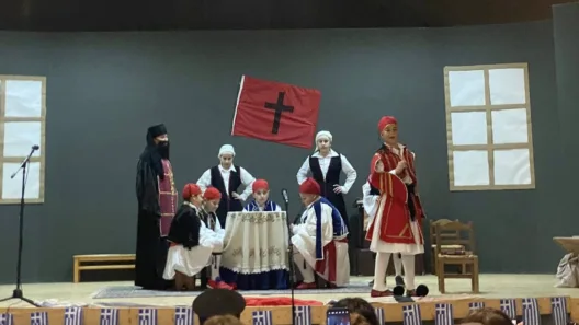 Η σχολική γιορτή του 1ου Δημοτικού σχολείου Ακράτας - «Υποκλινόμαστε...» ΦΩΤΟ