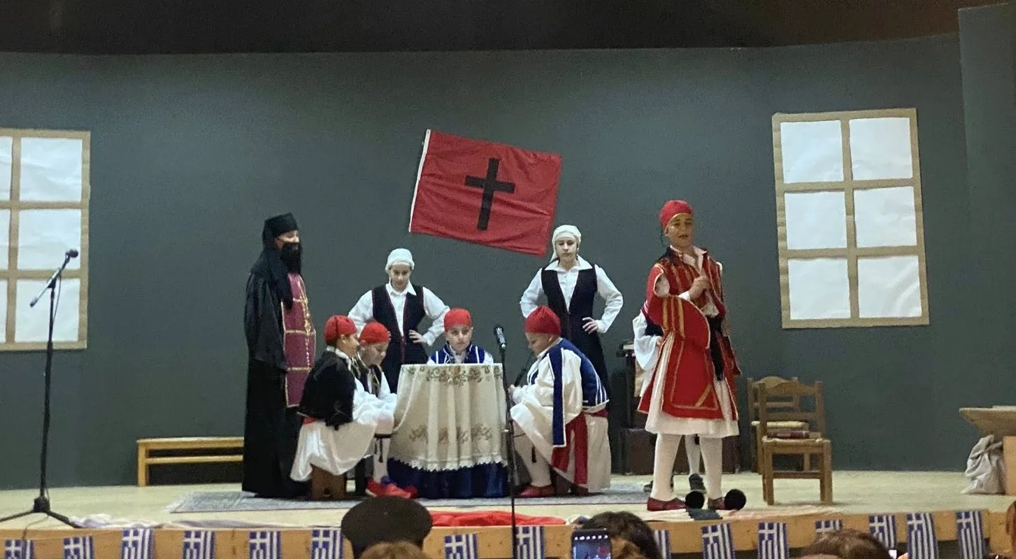 Η σχολική γιορτή του 1ου Δημοτικού σχολείου Ακράτας – «Υποκλινόμαστε…» ΦΩΤΟ