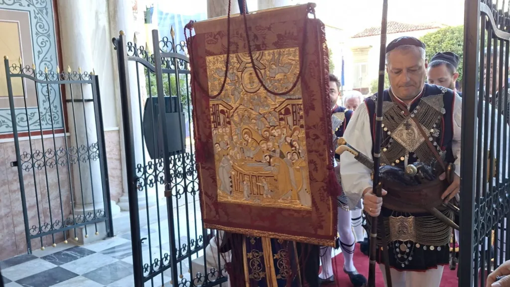 Μεσολόγγι: Η υποδοχή του Λαβάρου της Αγίας Λαύρας στον Αγιο Σπυρίδωνα - Ιστορική γέφυρα μνήμης ΦΩΤΟ