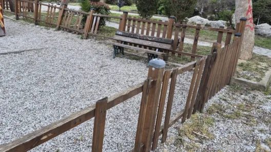 Πάτρα: «Διέλυσαν» πλατεία και κινδυνεύουν μικρά παιδιά ΦΩΤΟ