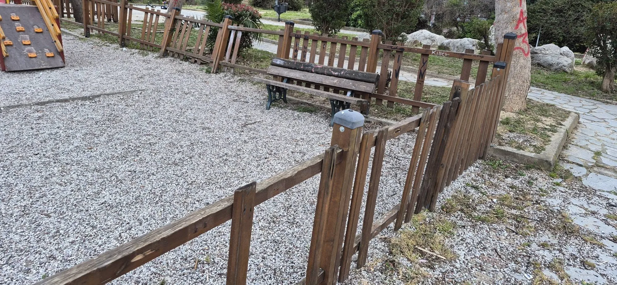 Πάτρα: «Διέλυσαν» πλατεία και κινδυνεύουν μικρά παιδιά ΦΩΤΟ