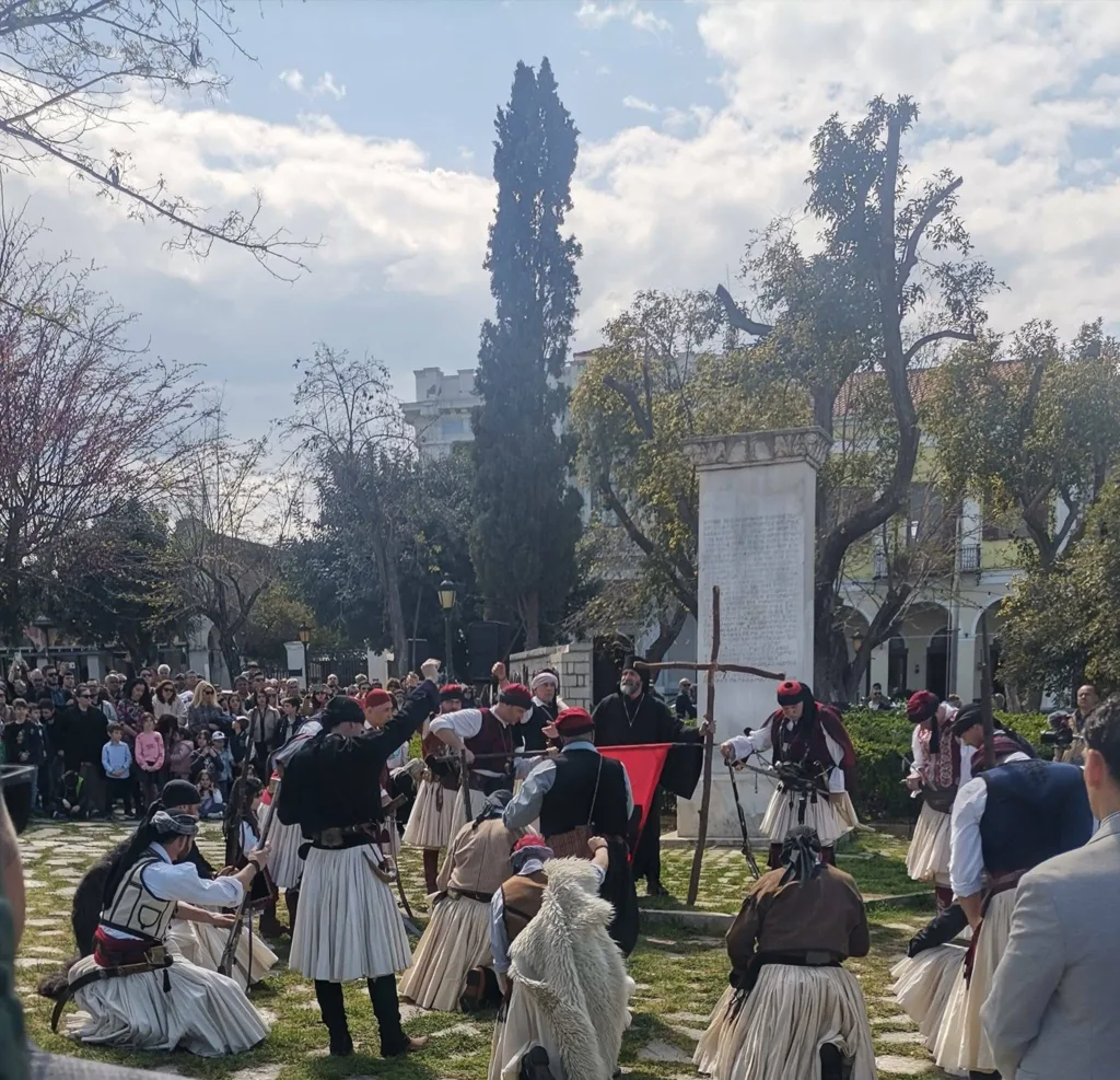 Αναπαράσταση της Ορκωμοσίας των Αγωνιστών του '21 από τους «Μωραΐτες εν Χορώ», στην Πάτρα ΦΩΤΟ