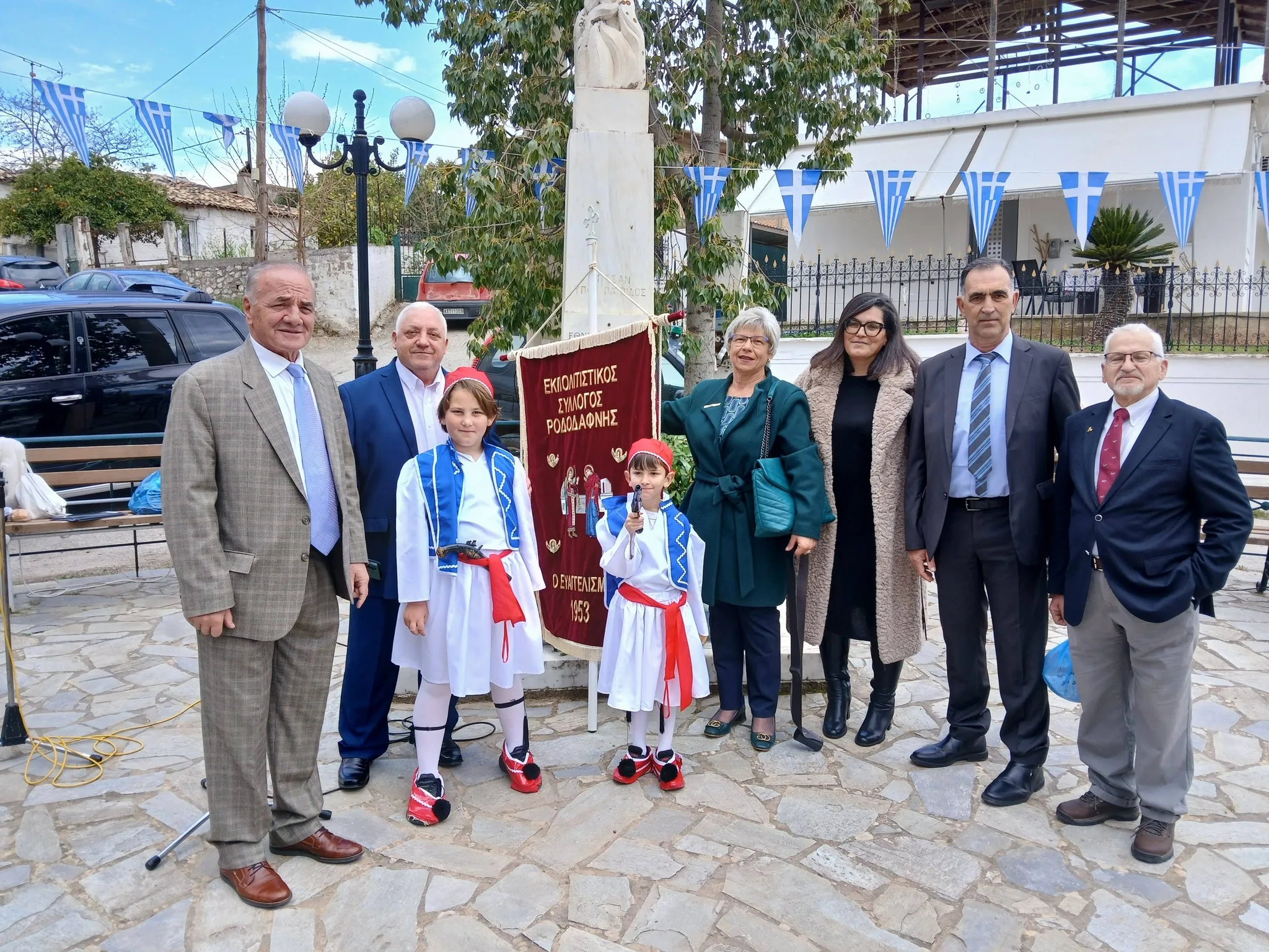 Του Ευαγγελισμού… ο «Ευαγγελισμός» Ροδοδάφνης με στεφάνι