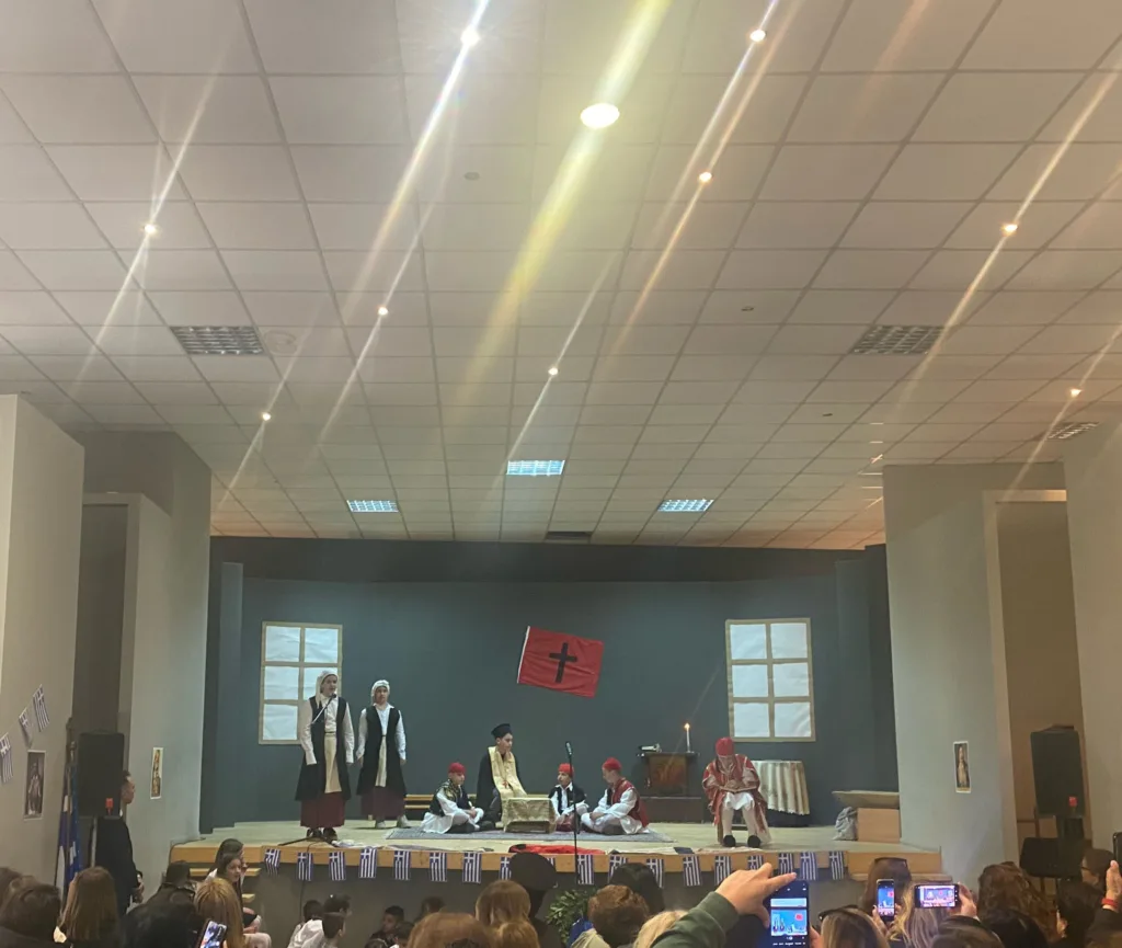 Η σχολική γιορτή του 1ου Δημοτικού σχολείου Ακράτας - «Υποκλινόμαστε...» ΦΩΤΟ