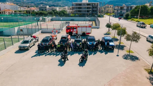 Οι Εθελοντές Πυροσβέστες Αχαΐας, με οχήματα, στην παρέλαση, στην Πάτρα ΦΩΤΟ