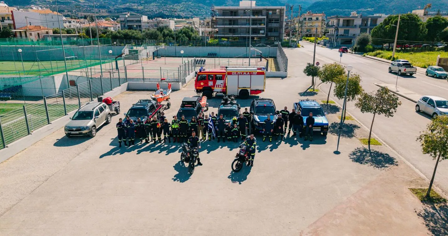 Οι Εθελοντές Πυροσβέστες Αχαΐας, με οχήματα, στην παρέλαση, στην Πάτρα ΦΩΤΟ