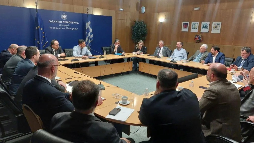 Αχαΐα: Η επαναλειτουργία του Οδοντωτού - Η σύσκεψη στο Υπουργείο - Το «θερμό» επεισόδιο με τον αν. υπουργό Κ.Κυρανάκη ΦΩΤΟ