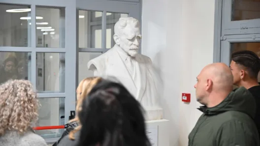 Οι μαθητές του 1ου Εσπερινού Γυμνασίου Πάτρας, στο Δημαρχείο ΦΩΤΟ