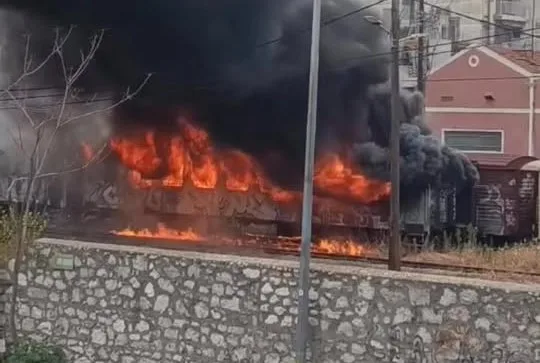 Πάτρα: Βίντεο από την φωτιά σε παλιά βαγόνια τρένου ΦΩΤΟ