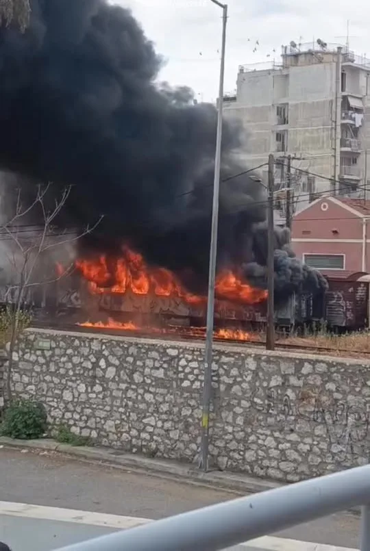 Πάτρα: Βίντεο από την φωτιά σε παλιά βαγόνια τρένου ΦΩΤΟ 29 Πάτρα: Βίντεο από την φωτιά σε παλιά βαγόνια τρένου ΦΩΤΟ