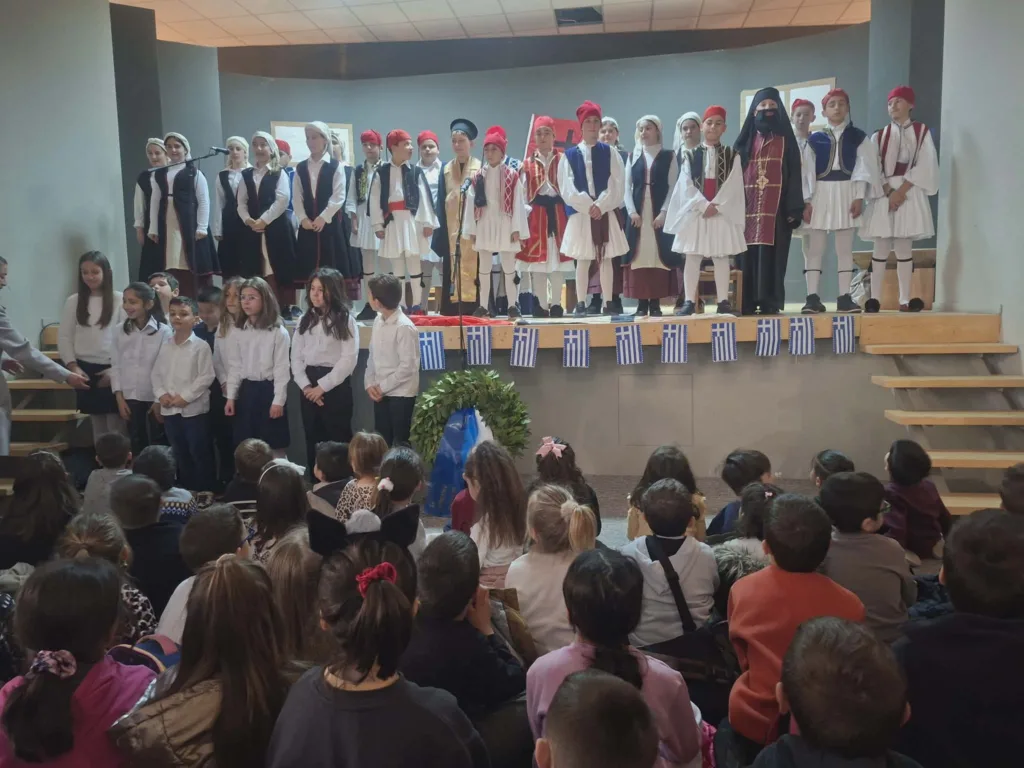 Η σχολική γιορτή του 1ου Δημοτικού σχολείου Ακράτας - «Υποκλινόμαστε...» ΦΩΤΟ