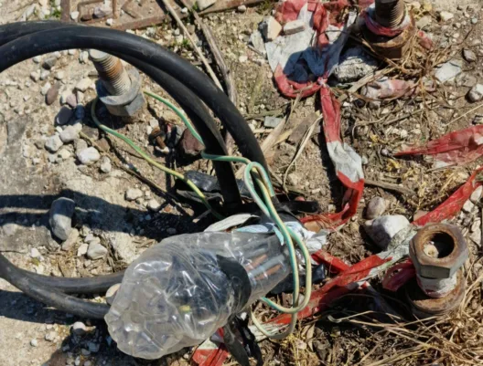 Πάτρα: Ξήλωσαν κολώνα και κάλυψαν τα καλώδια με μπουκάλι αναψυκτικού! ΦΩΤΟ