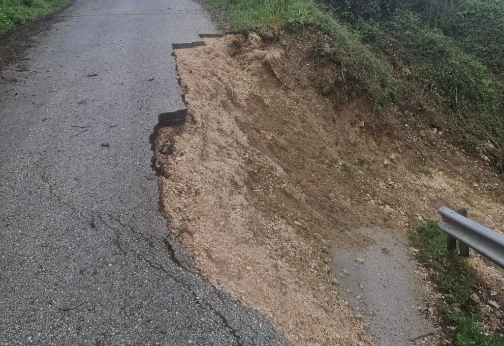 Πάτρα: Δρόμος στην Άνω Καλλιθέα κατέρρευσε - Αποκλεισμένες κατοικίες ΦΩΤΟ