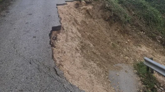 Πάτρα: Δρόμος στην Άνω Καλλιθέα κατέρρευσε - Αποκλεισμένες κατοικίες ΦΩΤΟ