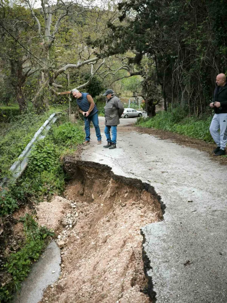 Πάτρα: Δρόμος στην Άνω Καλλιθέα κατέρρευσε - Αποκλεισμένες κατοικίες ΦΩΤΟ