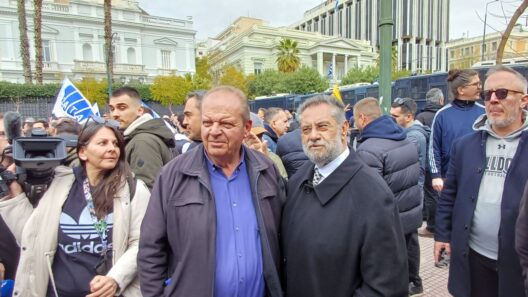 Αχαΐα: Με τους Ιδιοκτήτες των Ταξί Πάτρας ο Α.Παναγιωτόπουλος στο Σύνταγμα ΦΩΤ
