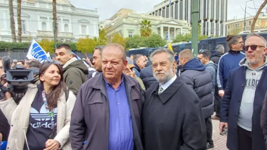 Αχαΐα: Με τους Ιδιοκτήτες των Ταξί Πάτρας ο Α.Παναγιωτόπουλος στο Σύνταγμα ΦΩΤ