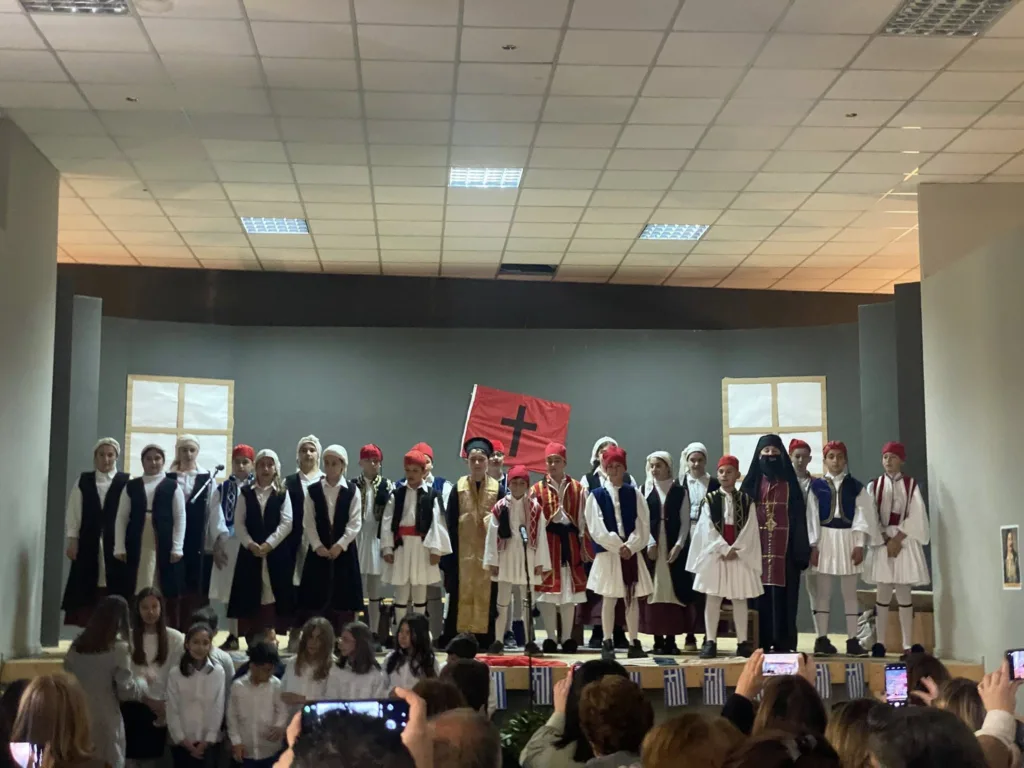 Η σχολική γιορτή του 1ου Δημοτικού σχολείου Ακράτας - «Υποκλινόμαστε...» ΦΩΤΟ