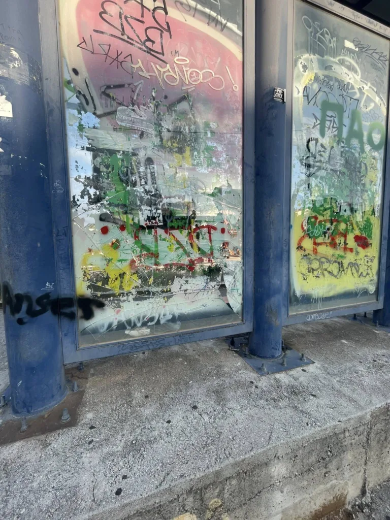 Πάτρα: Εκαναν «γυαλιά καρφιά» στάση του τρένου ΦΩΤΟ