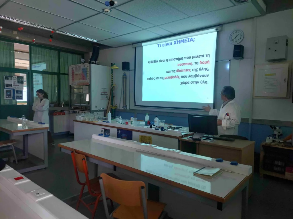 Μαθητές του Αρσακείου Πατρών ανακαλύπτουν τη μαγεία της Φυσικής και της Χημείας μέσα από πείραμα ΦΩΤΟ