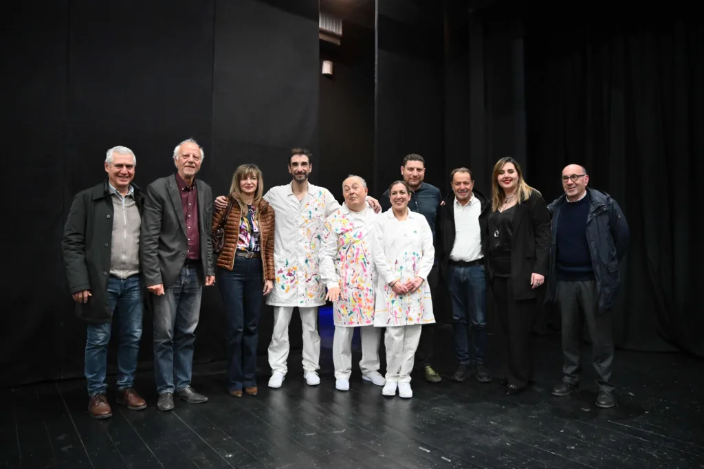 Η πρεμιέρα της παράστασης του ΔΗΠΕΘΕ «Οι ωραίοι τρελοί της Πάτρας» ΒΙΝΤΕΟ-ΦΩΤΟ
