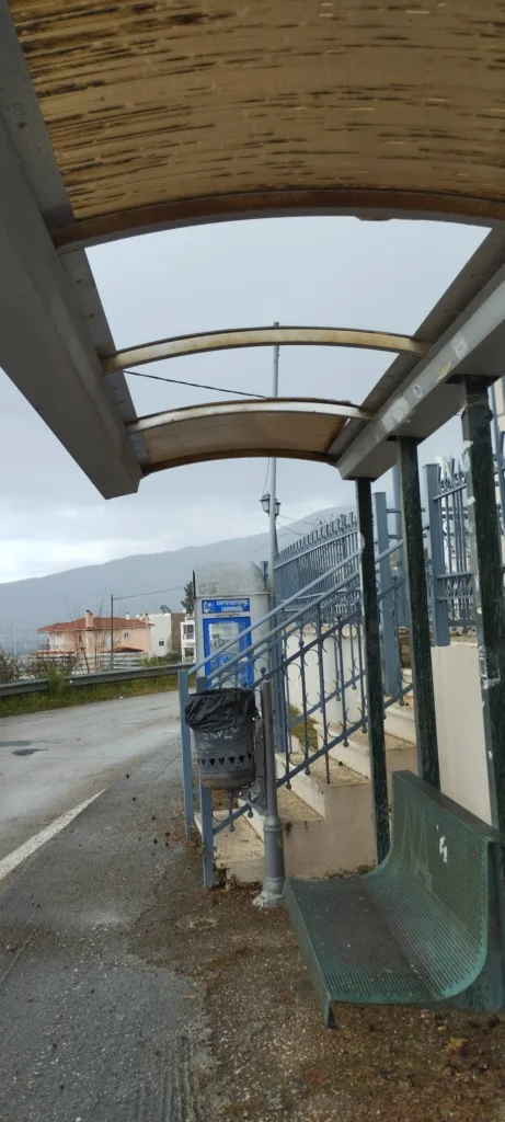 Σαραβάλι Πατρών: Στάση για λεωφορεία που είναι να κλαις και να γελάς! ΦΩΤΟ