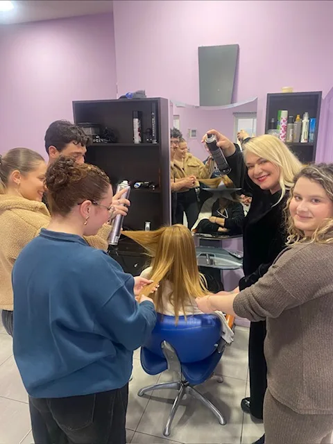 Το ΣΑΕΚ Αιγίου έκανε μάθημα σε Κομμωτήριο για «Εξειδικευμένα Χτενίσματα» ΦΩΤΟ