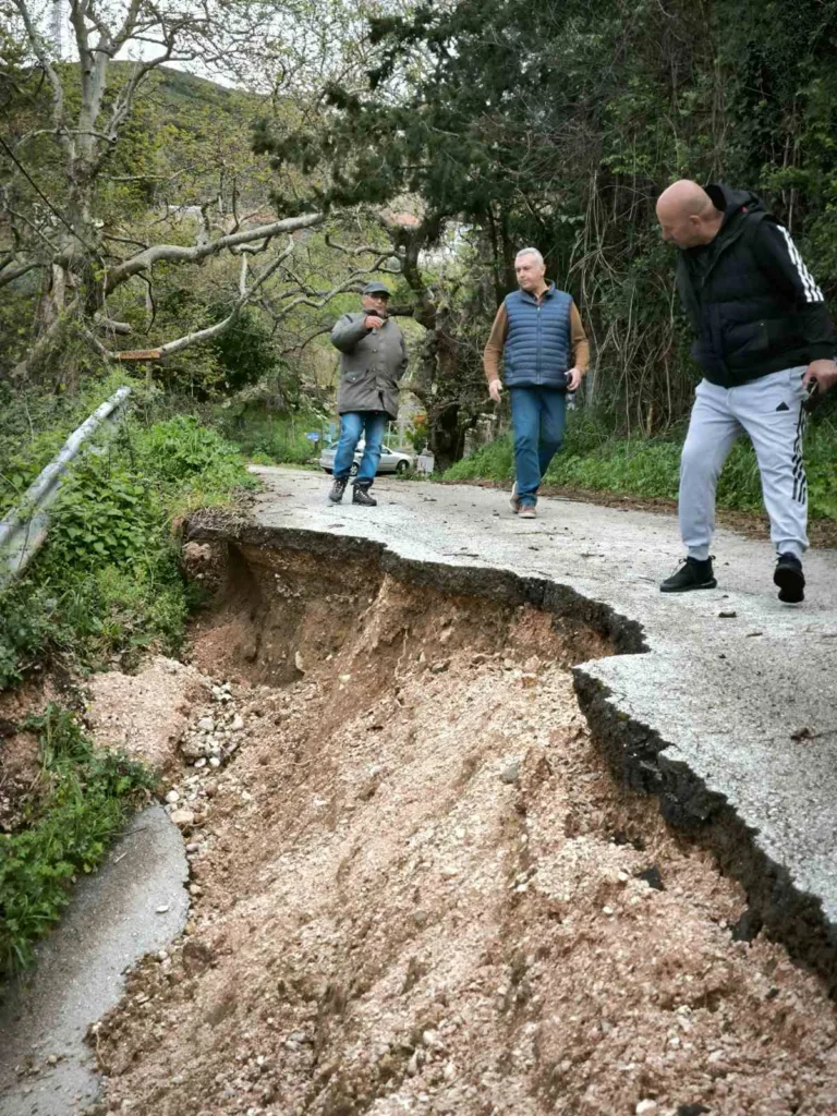 Πάτρα: Δρόμος στην Άνω Καλλιθέα κατέρρευσε - Αποκλεισμένες κατοικίες ΦΩΤΟ
