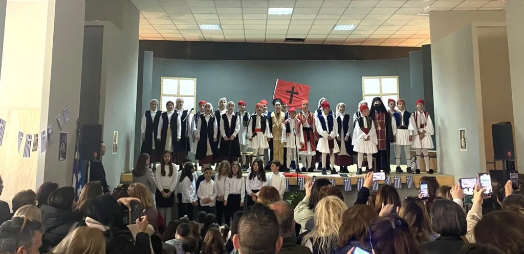 Η σχολική γιορτή του 1ου Δημοτικού σχολείου Ακράτας - «Υποκλινόμαστε...» ΦΩΤΟ