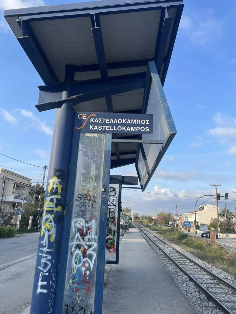 Πάτρα: Εκαναν «γυαλιά καρφιά» στάση του τρένου ΦΩΤΟ