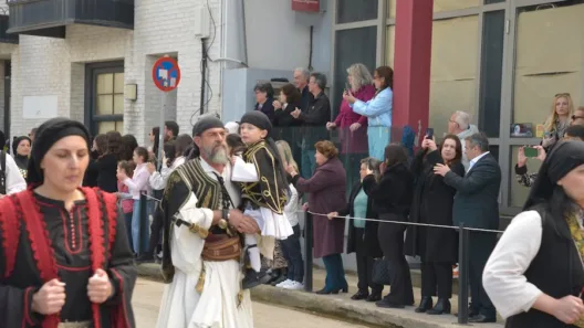 Αίγιο: Στην παραλία η μαθητική παρέλαση της 25ης Μαρτίου...και με άλογα BINTEO-ΦΩΤΟ