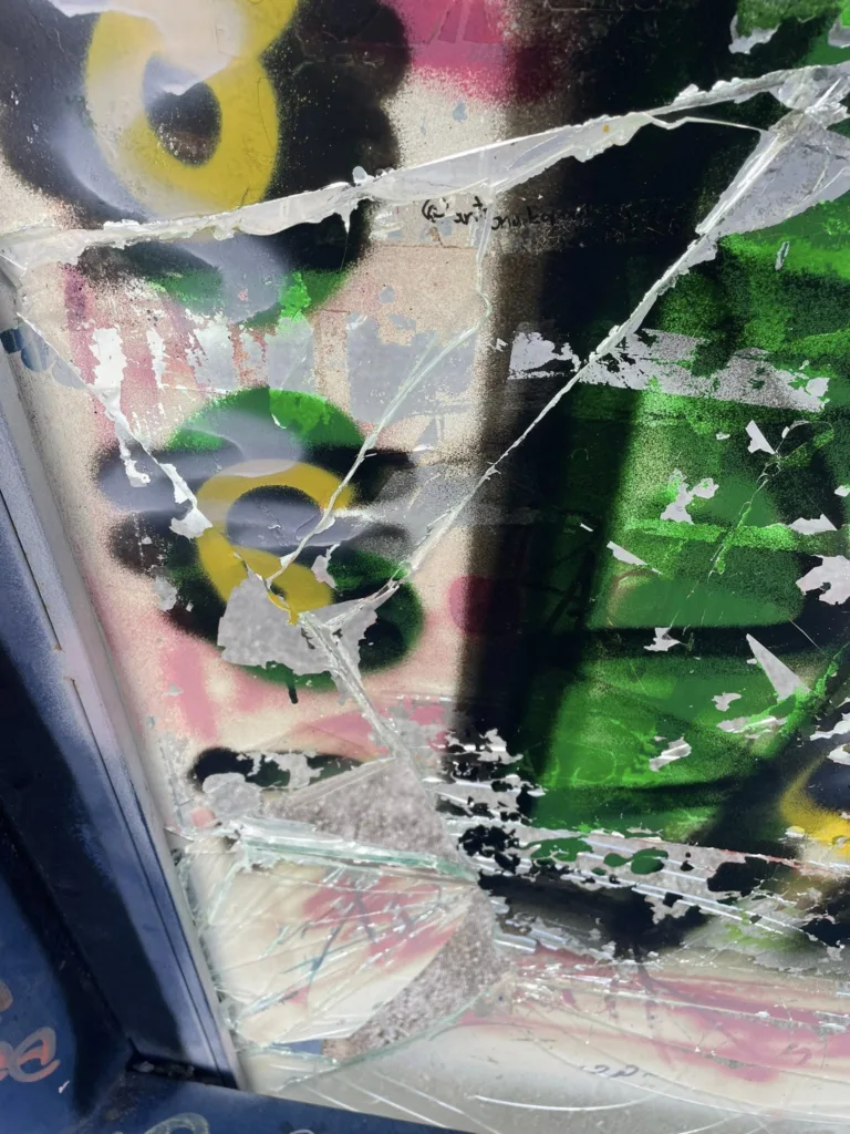 Πάτρα: Εκαναν «γυαλιά καρφιά» στάση του τρένου ΦΩΤΟ