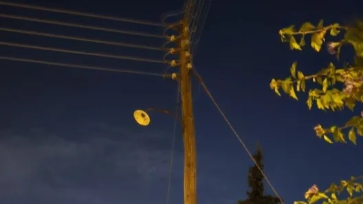 Σελιανίτικα Αχαΐας: Κάτοικοι στο σκοτάδι με «17» καμένες λάμπες για μήνες - Η «απίστευτη» απάντηση του Δήμου!