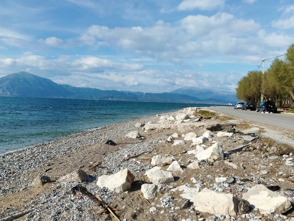 Πάτρα-Αγυιά: Διάβρωση της παραλίας στο Ελος - O δρόμος διαλύεται από το κύμα ΦΩΤΟ