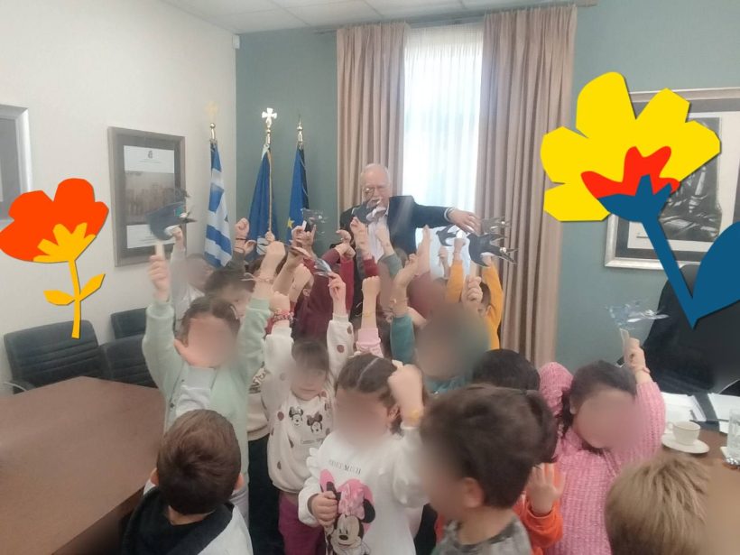 Έψαλαν στον δήμαρχο Καλαβρύτων τα κάλαντα της Ανοιξης