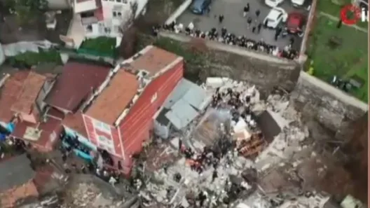 Κωνσταντινούπολη: Κατέρρευσαν δύο κτήρια ΒΙΝΤΕΟ- ΦΩΤΟ